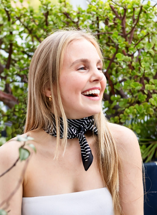 Linear Silky Square | Black